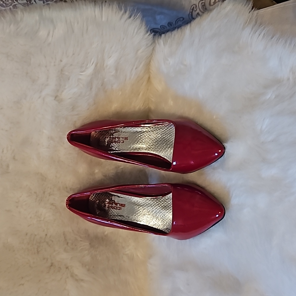 SHINY RED PUMPS